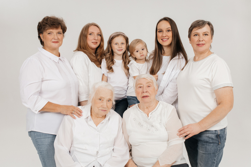 Заказать семейную фотосессию в студии с детьми в Екатеринбурге от Fashion Box
 – фото № 40
