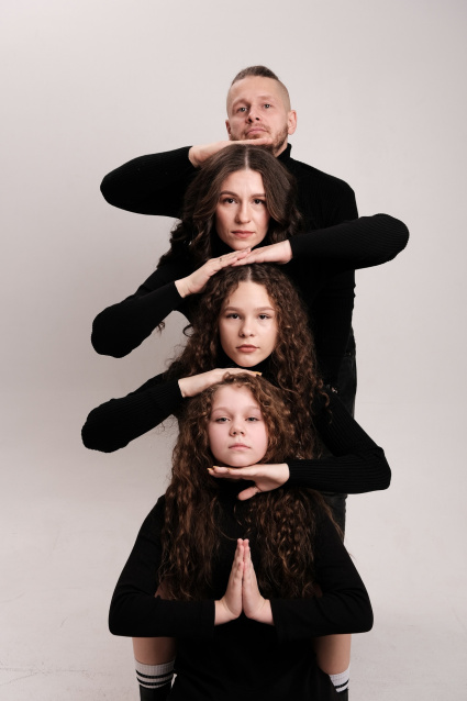 Заказать семейную фотосессию в студии с детьми в Екатеринбурге от Fashion Box
 – фото № 24