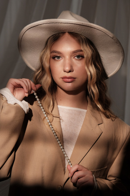 Заказать индивидуальную фотосессию в 2-х образах в Екатеринбурге по лучшим ценам от компании Fashion Box

 – фото № 21