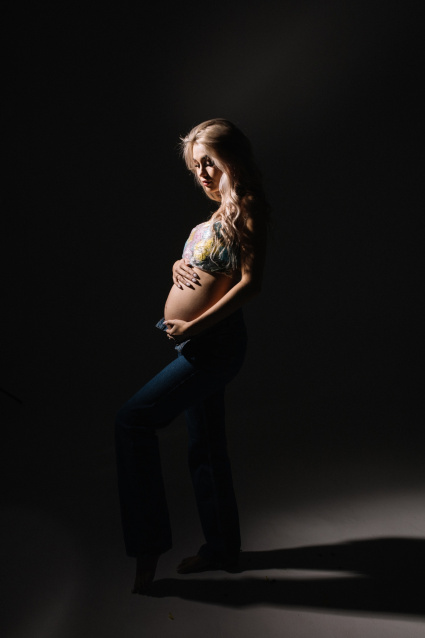 Заказать фотосессию для беременных в студии от компании Fashion Box в Екатеринбурге
 – фото № 2