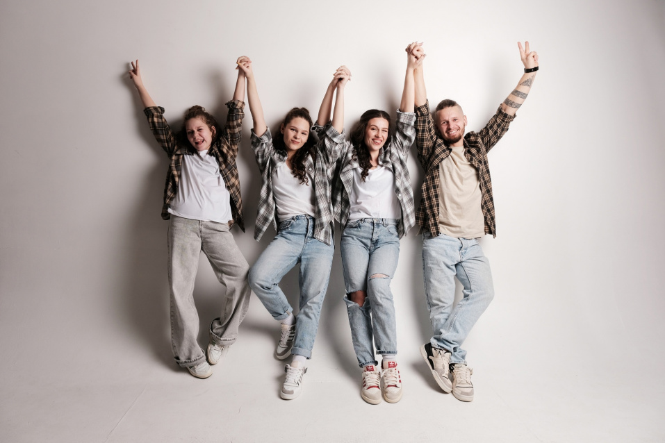 Заказать семейную фотосессию в студии с детьми в Екатеринбурге от Fashion Box
 – фото № 25