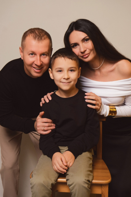 Заказать семейную фотосессию в студии с детьми в Екатеринбурге от Fashion Box
 – фото № 23