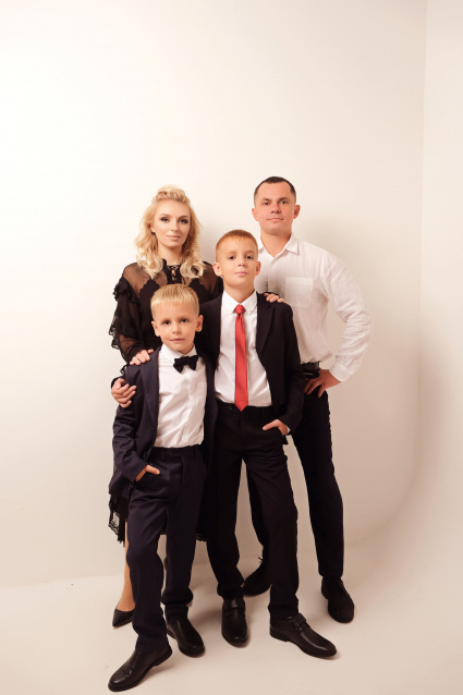 Заказать семейную фотосессию в студии с детьми в Екатеринбурге от Fashion Box
 – фото № 5
