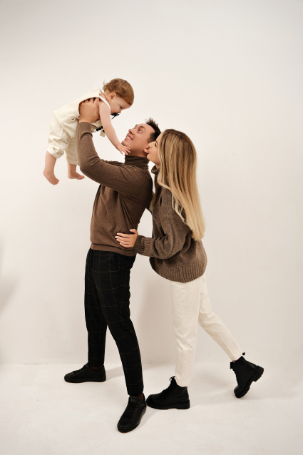 Заказать семейную фотосессию в студии с детьми в Екатеринбурге от Fashion Box
 – фото № 46