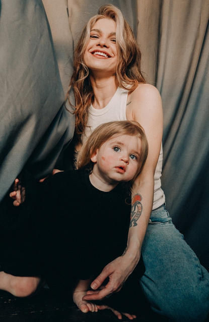 Заказать семейную фотосессию в студии с детьми в Екатеринбурге от Fashion Box
 – фото № 9