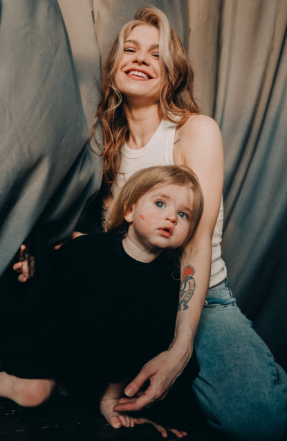 Заказать семейную фотосессию в студии с детьми в Екатеринбурге от Fashion Box
 – фото № 6