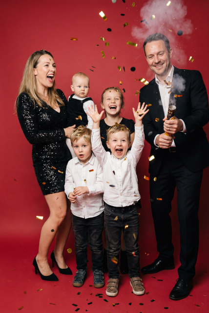 Заказать семейную фотосессию в студии с детьми в Екатеринбурге от Fashion Box
 – фото № 4