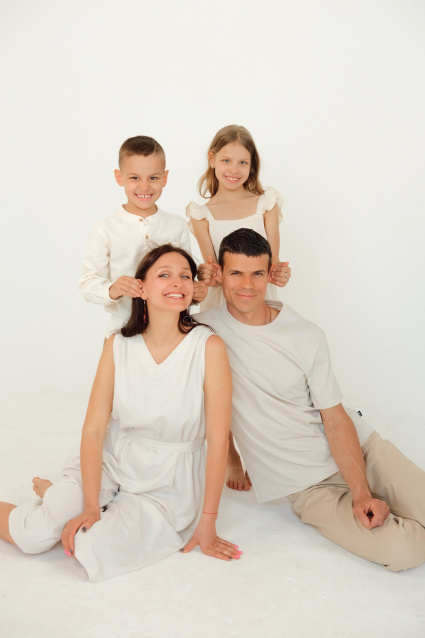 Заказать семейную фотосессию в студии с детьми в Екатеринбурге от Fashion Box
 – фото № 28