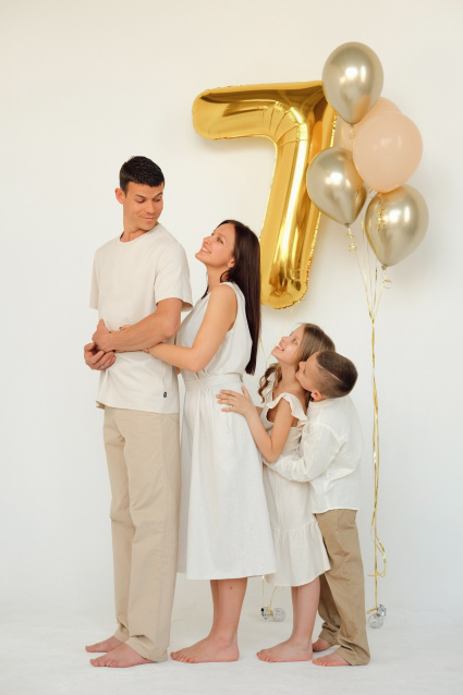 Заказать семейную фотосессию в студии с детьми в Екатеринбурге от Fashion Box
 – фото № 27