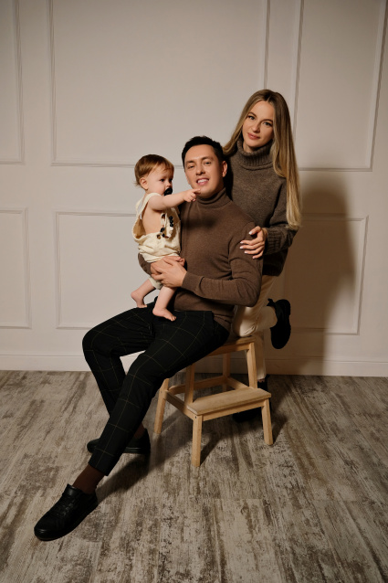 Заказать семейную фотосессию в студии с детьми в Екатеринбурге от Fashion Box
 – фото № 7