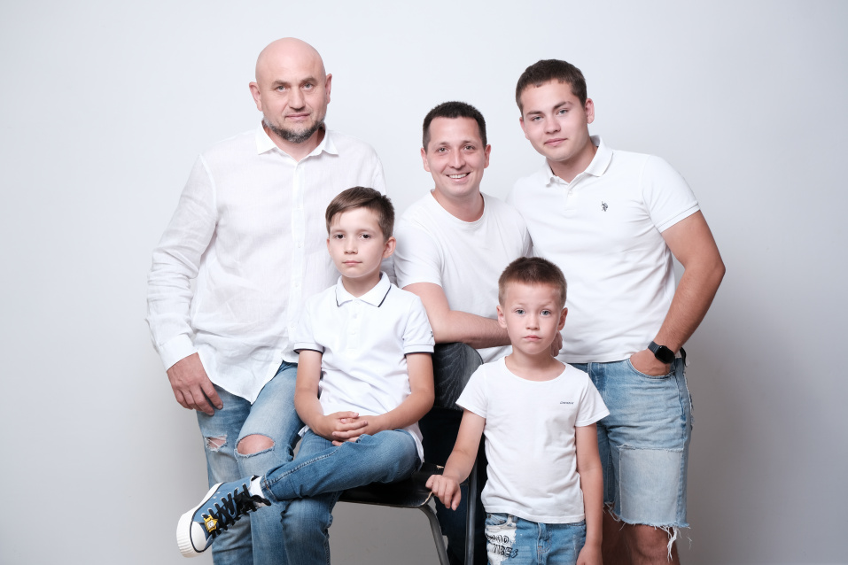 Заказать семейную фотосессию в студии с детьми в Екатеринбурге от Fashion Box
 – фото № 30