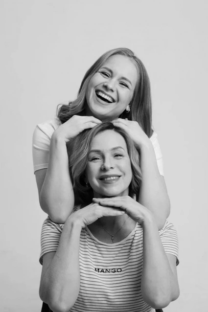 Заказать фотосессию для 2-х подруг в студии в Екатеринбурге от фотостудии Fashion Box

 – фото № 3