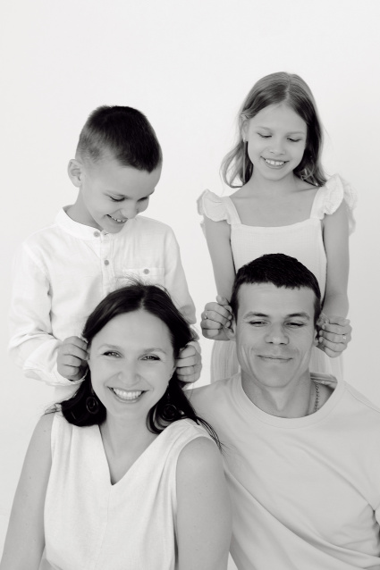 Заказать семейную фотосессию в студии с детьми в Екатеринбурге от Fashion Box
 – фото № 8