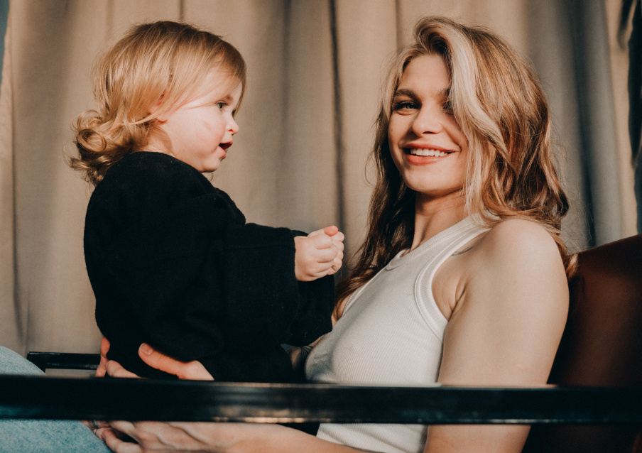 Заказать семейную фотосессию в студии с детьми в Екатеринбурге от Fashion Box
 – фото № 5