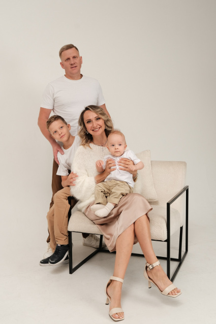 Заказать семейную фотосессию в студии с детьми в Екатеринбурге от Fashion Box
 – фото № 16