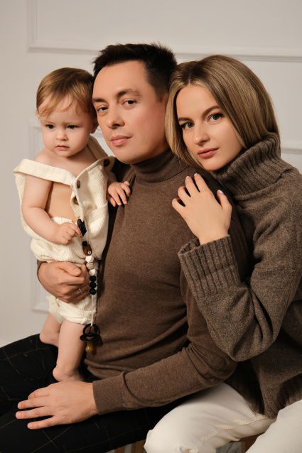 Заказать семейную фотосессию в студии с детьми в Екатеринбурге от Fashion Box
 – фото № 47