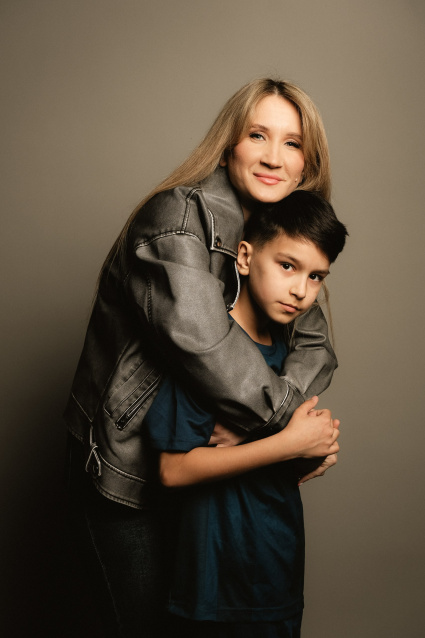 Заказать семейную фотосессию в студии с детьми в Екатеринбурге от Fashion Box
 – фото № 30