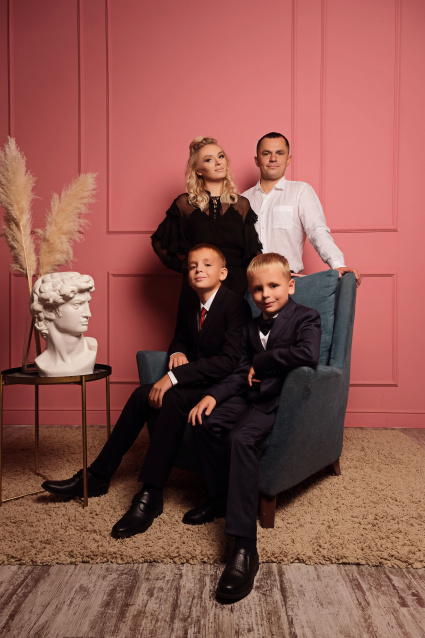 Заказать семейную фотосессию в студии с детьми в Екатеринбурге от Fashion Box
 – фото № 6
