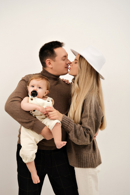 Заказать семейную фотосессию в студии с детьми в Екатеринбурге от Fashion Box
 – фото № 45