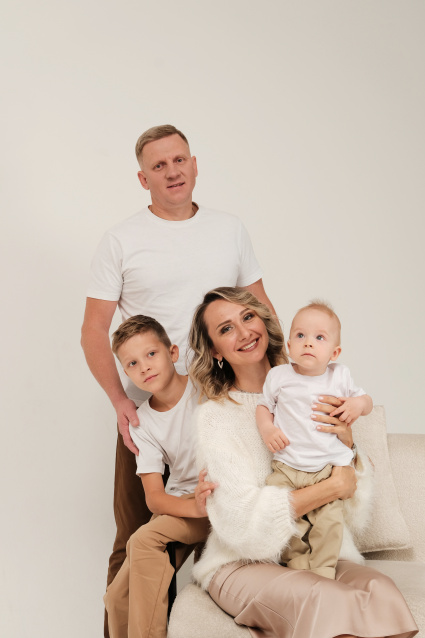 Заказать семейную фотосессию в студии с детьми в Екатеринбурге от Fashion Box
 – фото № 2