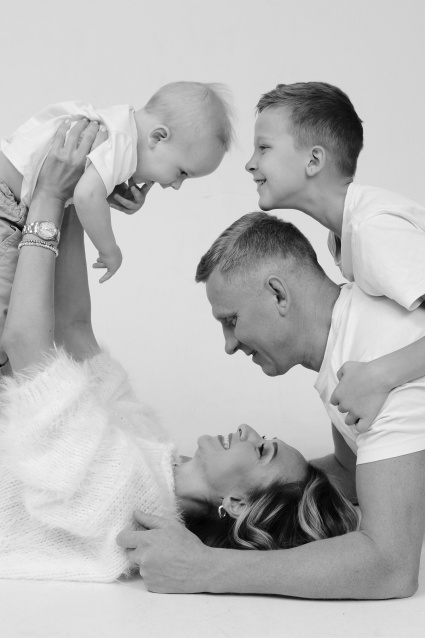 Заказать семейную фотосессию в студии с детьми в Екатеринбурге от Fashion Box
 – фото № 7