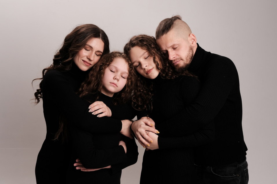 Заказать семейную фотосессию в студии с детьми в Екатеринбурге от Fashion Box
 – фото № 26