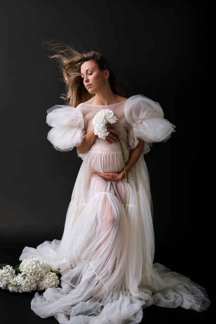 Заказать фотосессию для беременных в студии от компании Fashion Box в Екатеринбурге
 – фото № 2