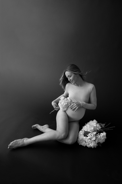 Заказать фотосессию для беременных в студии от компании Fashion Box в Екатеринбурге
 – фото № 6