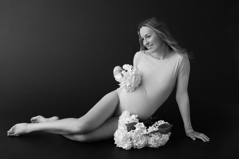 Заказать фотосессию для беременных в студии от компании Fashion Box в Екатеринбурге
 – фото № 1
